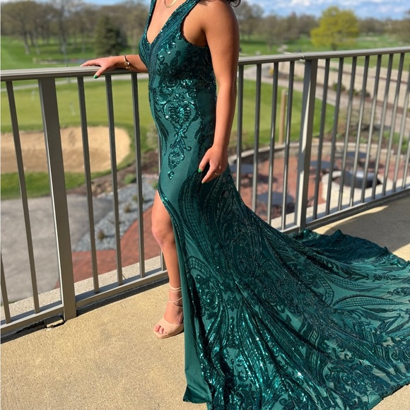 Beautiful emerald green sequin dress with train. - Picture 5 of 7
